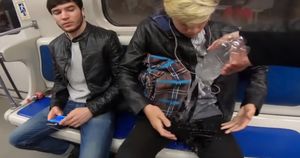 Феминистки облили десятки мужчин, растопыривающих ноги в метро Петербурга. Это видео бомбит