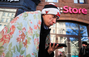 Пока вы в тепле читаете этот пост, российские ребята в холоде позорно стоят на Тверской в очереди за айфонами