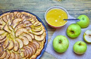 Будничный пирог: вот как на скорую руку приготовить вкуснейшее яблочное лакомство