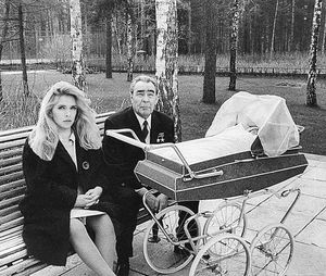 Вера Брежнева разместила семейное фото с дочкой и Леонидом Ильичом Брежневым