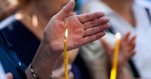 Задувать или гасить пальцами недогоревшие церковные свечи: отвечает иерей