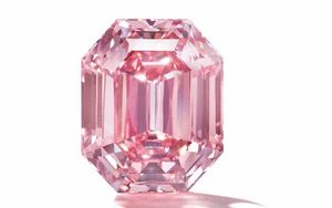 За 19-каратный розовый бриллиант Fancy Vivid Pink выставленный на аукцион планируют выручить 50.000.
