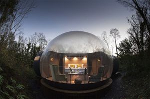 В этих домиках-пузырях можно спать прямо под звёздами!