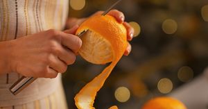 Продержал апельсиновые корки неделю в банке: 12 неожиданных способов применения