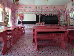 Учительница за свой счет превратила класс в розовый рай Hello Kitty