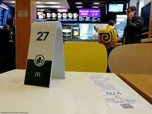 Макдоналдс теперь как ресторан. Обслуживание за столами. 