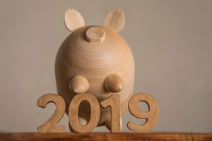 Любовный гороскоп — 2019: Земляная Желтая Свинья усердно поработает над твоей личной жизнью