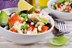 Салат из макарон с оливками и творогом