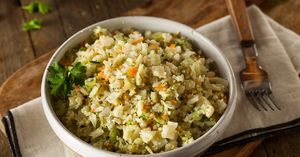 «Фальшивый рис» из цветной капусты — обалденный гарнир! Полноценный обед за 10 минут.
