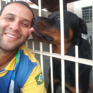 Этот бразильский почтальон лучший друг собак и в доказательство 20 милых селфи