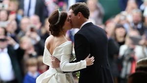 Внучка британской королевы вышла замуж за экс-официанта . В сеть попали первые фото с роскошной церемонии