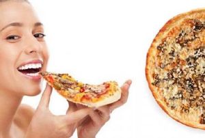 Как правильно есть пиццу
