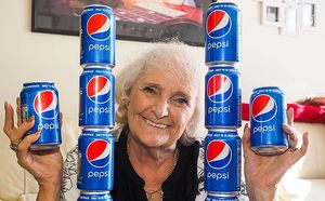 77-летняя пенсионерка утверждает, что с 13 лет не пьет ничего кроме «Пепси» по 4 банки в день