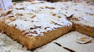 Вот как приготовить бугацу — традиционный греческий пирог с заварным кремом
