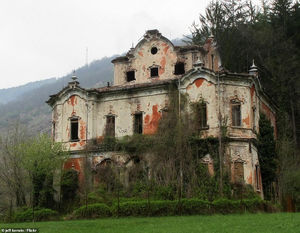 Полуразрушенный дом с привидениям в Италии, в чьих стенах произошло зверское убийство