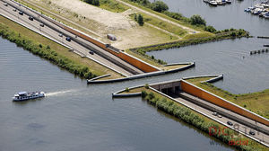 В голландии построили водный мост, который нарушает все законы физики