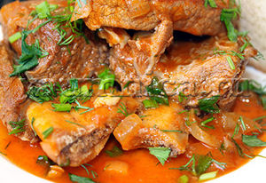 Ароматные тушёные говяжьи ребра в томате и луковом соке – вкусный рецепт фото