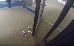 Крошечные дроны могут открывать двери в 40 раз тяжелее их