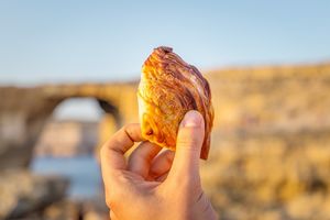 Мальтийские пирожки пастицци — кармашки из хрустящего и свежайшего слоеного теста