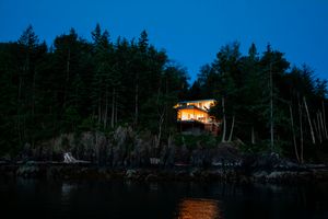 Загородный дом на берегу озера в Канаде от бюро Mcfarlane Green Biggar Architecture + Design