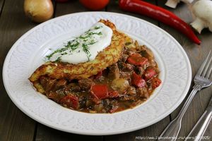 Драник с мясом по-венгерски (“Мешок разбойника”) - замечательный, солидный, на всю сковороду