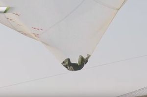 Прыжок из самолета без парашюта и абсолютно сумасшедшее приземление