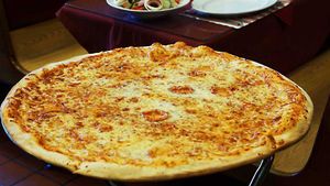 Владелец ресторана готов выплатить 500 евро тому, кто съест пиццу диаметром в 80 см