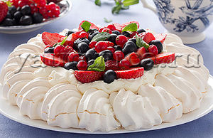 Воздушный и очень вкусный торт безе со свежими ягодами – пошаговый рецепт фото