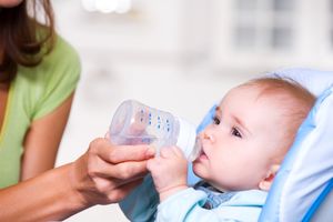 Западные педиатры запрещают до годика поить маленьких детей водой, и вот почему