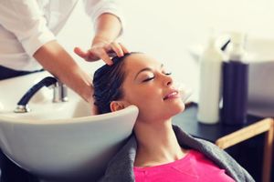 Врачи предупреждают, что мытье головы в салоне красоты может представлять угрозу для здоровья