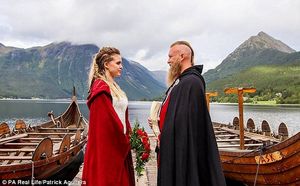 В Норвегии сыграли первую за 1000 лет свадьбу викингов — с мечами, жрецом и кровавыми клятвами