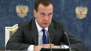 Медведев призвал «дать по рукам» за очень дорогой бензин в России