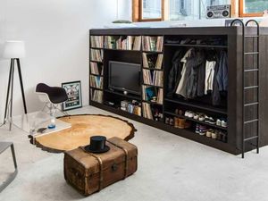 Один шкаф вместо 10 предметов мебели: комната на 6 квадратах