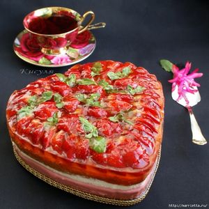 Праздничный торт «Клубничное сердце»