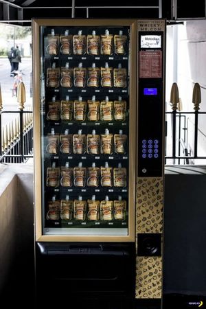 Вендинговая машина продаёт виски в Лондоне