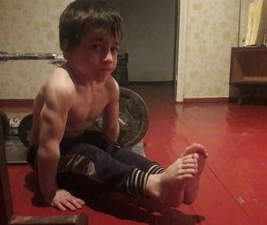 5-летний Рахим Кураев получил белый Mercedes от Рамзана Кадырова