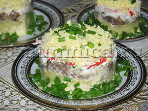 Очень вкусный салат с крабовыми палочками, консервами и сыром – пошаговый рецепт фото