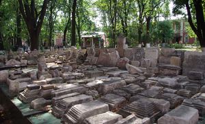 Зачем большевики разграбляли церковные кладбища?