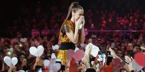 "Я не всегда попадаю в ноты": Бузова разрыдалась на концерте в Москве