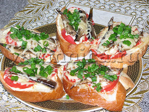 Простые и вкусные бутерброды со шпротами на праздничный стол – пошаговый рецепт фото