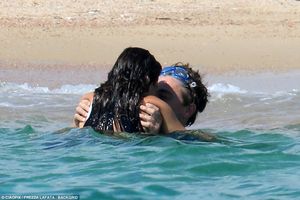 43-летнего ДиКаприо застали за поцелуями с 21-летней девушкой на пляже — ФОТО