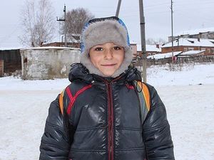 Этого мальчика зовут Саша. Он живет в Томской области в селе Тогур. И он настоящий герой!
