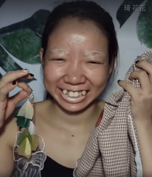 Китаянка превращается в совершенно другого человека с помощью макияжа