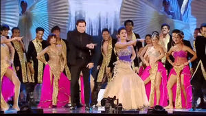 Траволта танцует индийский танец с Приянкой Чопра. Как же он хорош!