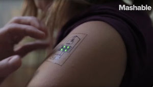 «Умные» татуировки с электродами превращают людей в киборгов.