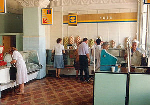 Жизнь в СССР: Как «доставали» колбасу, где объедались деликатесами и зачем перемешивали чай