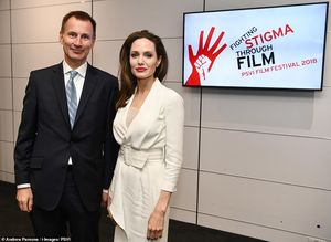 43-летняя Джоли покорила белоснежным образом на кинофестивале — фото