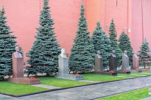 Кто похоронен в стенах Кремля, и почему прах не переносят на обычные кладбища?
