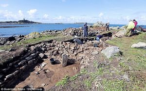 Странные могилы дельфина и человека на острове в Ла-Манше