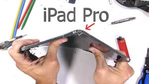 Тест на прочность: Ютуб блогер разломил iPad Pro на две части